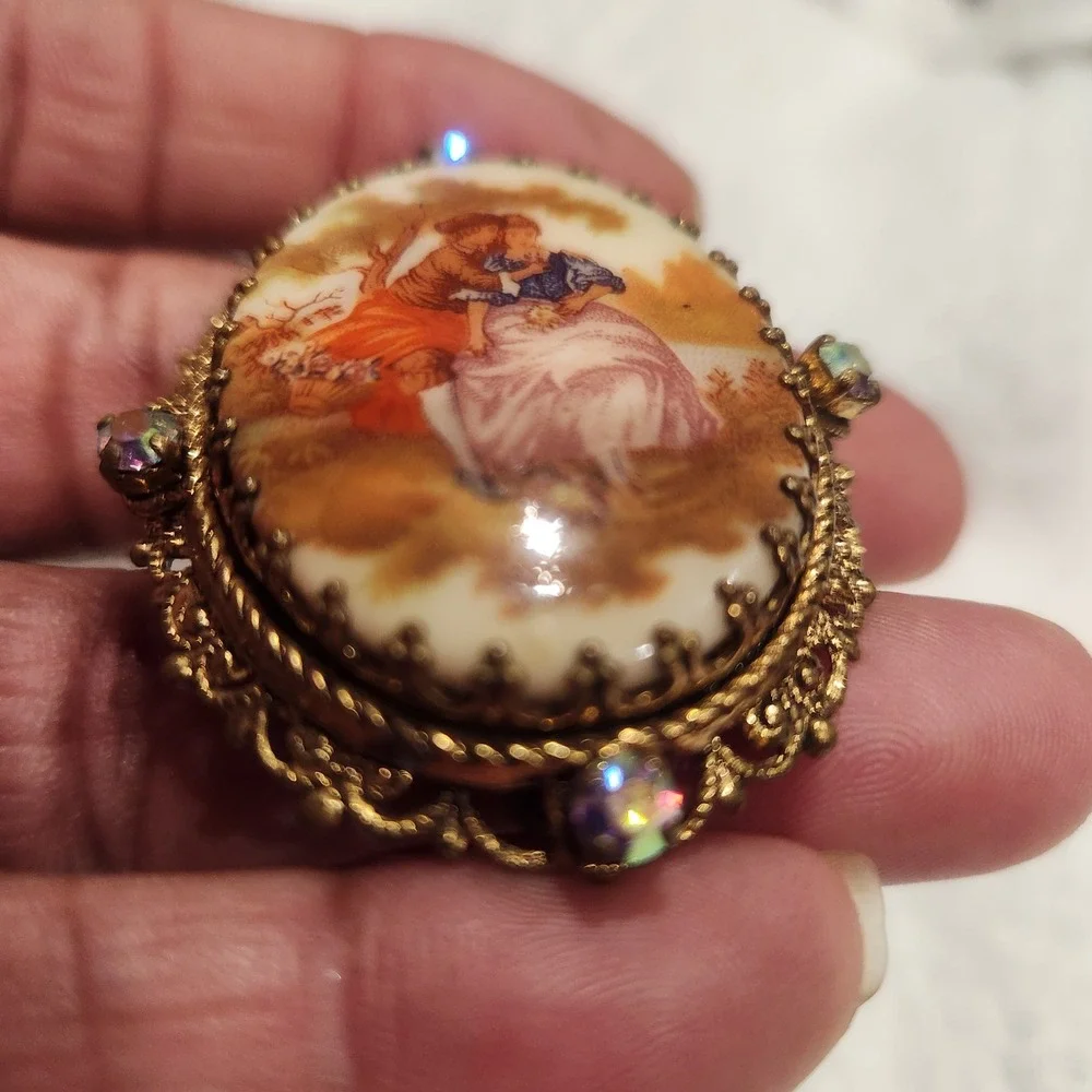 Vintage Fragonard Courting Couple Cameo Brooch Gold Tone AB Rhinestone Filigree‎